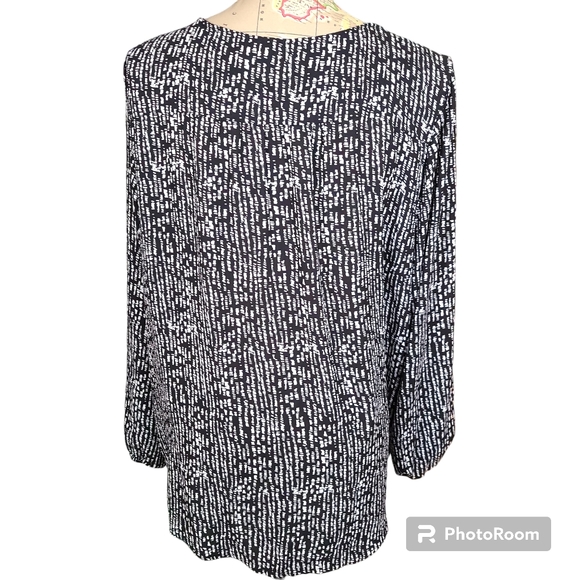 Apt 9 Womens Size X-Large White Abstract V-Neck Silver Accent Blouse EUC - Picture 5 of 10